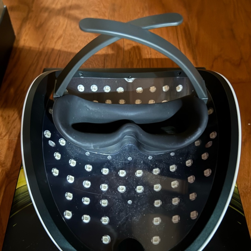 LED LIGHT MASK - Picture 4 of 10